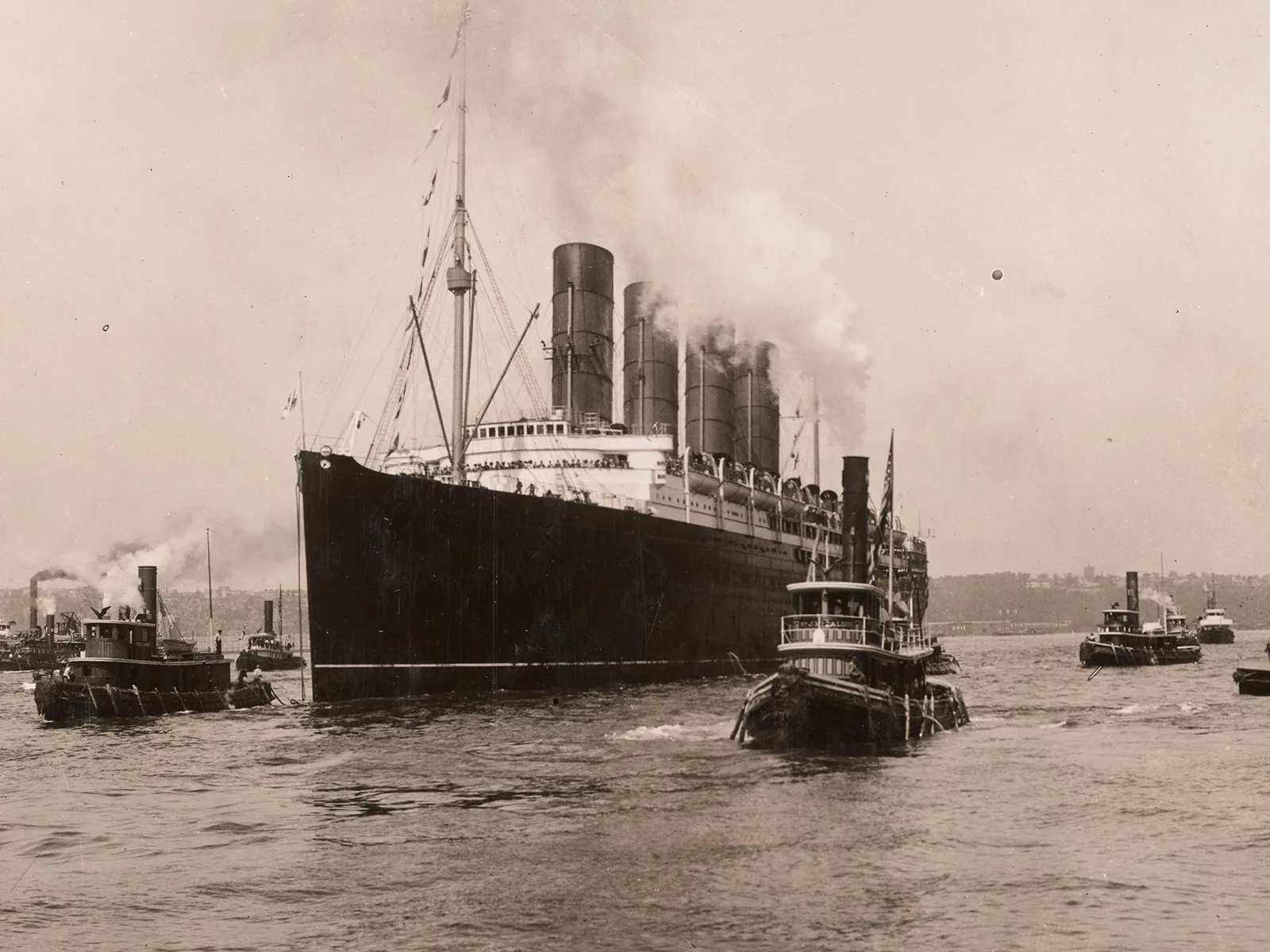 Die Lusitania verlässt den Hafen von New York.