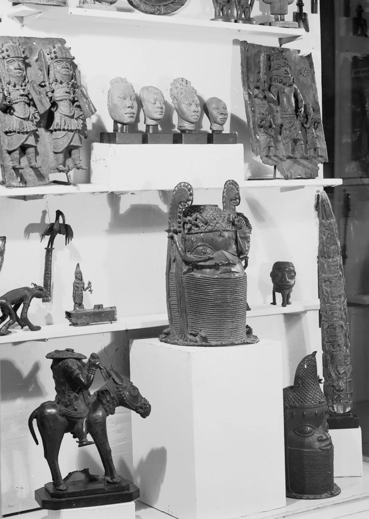 Die Reiterfigur, ausgestellt ohne Kopf, um 1940.