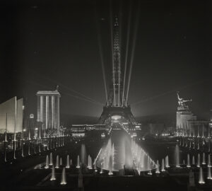 L’Exposition internationale de 1937 à Paris: vue sur la tour Eiffel. Sur la gauche, le pavillon allemand, et en face, le pavillon soviétique.