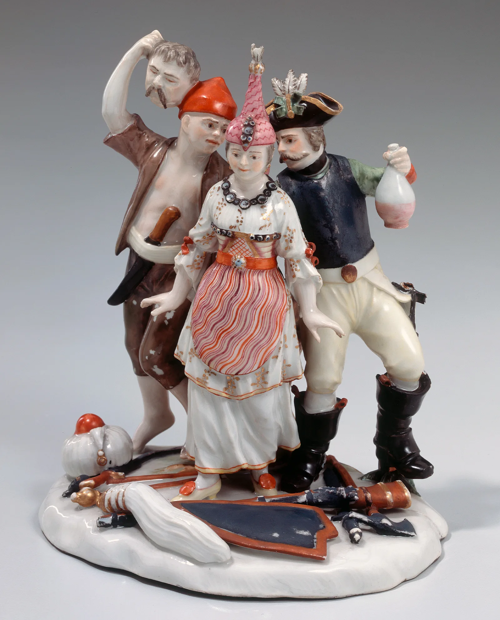 Figurengruppe mit Türkin, Kürassier und Kroate, der einen abgeschlagenen Kopf hält. Herstellung in der Porzellanmanufaktur Kilchberg-Schooren, um 1770.