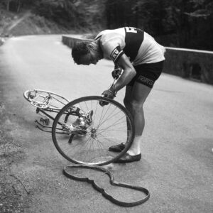 Quand le coureur devait encore mettre la main à la pâte en cas de crevaison: Walter Diggelmann change un pneu défectueux lors du Tour de Suisse de 1950 et se classe finalement 29e.