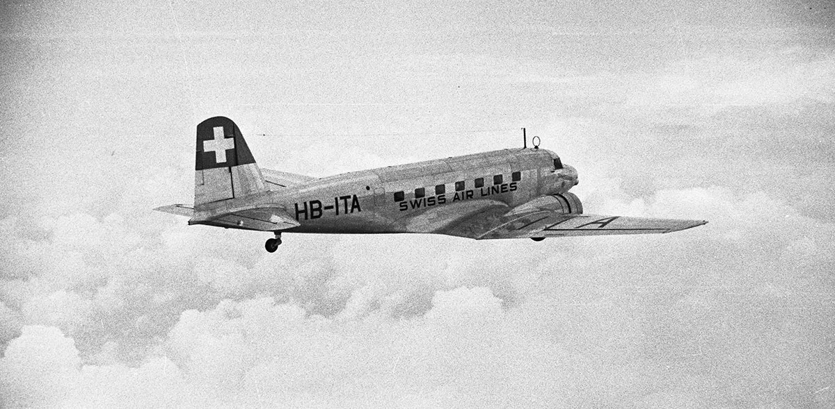 Eine Douglas DC-2 in der Luft.