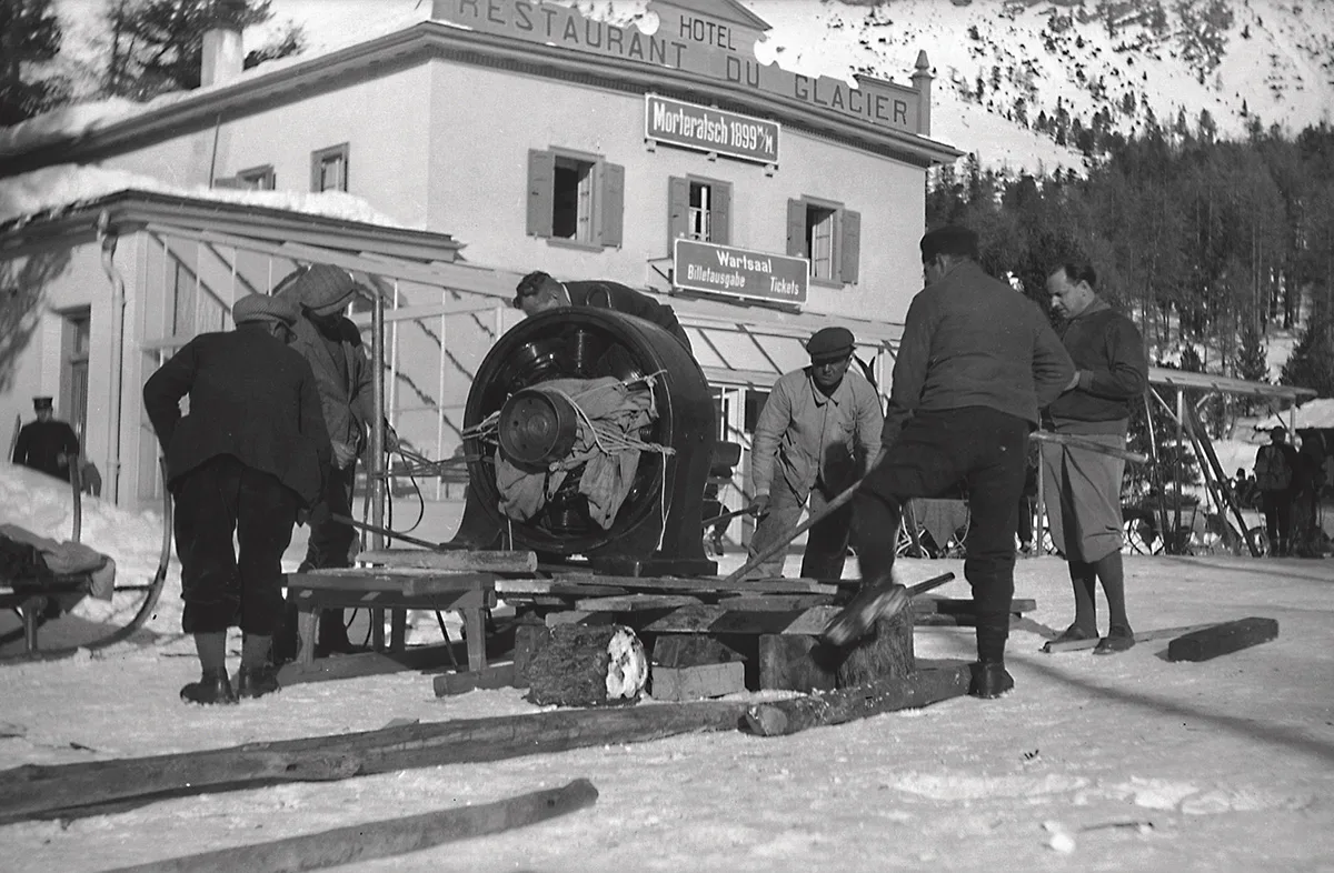 Am Bahnhof Morteratsch schaut Regisseur Arnold Fanck (ganz rechts) dem Materialverlad auf Schlitten zu.