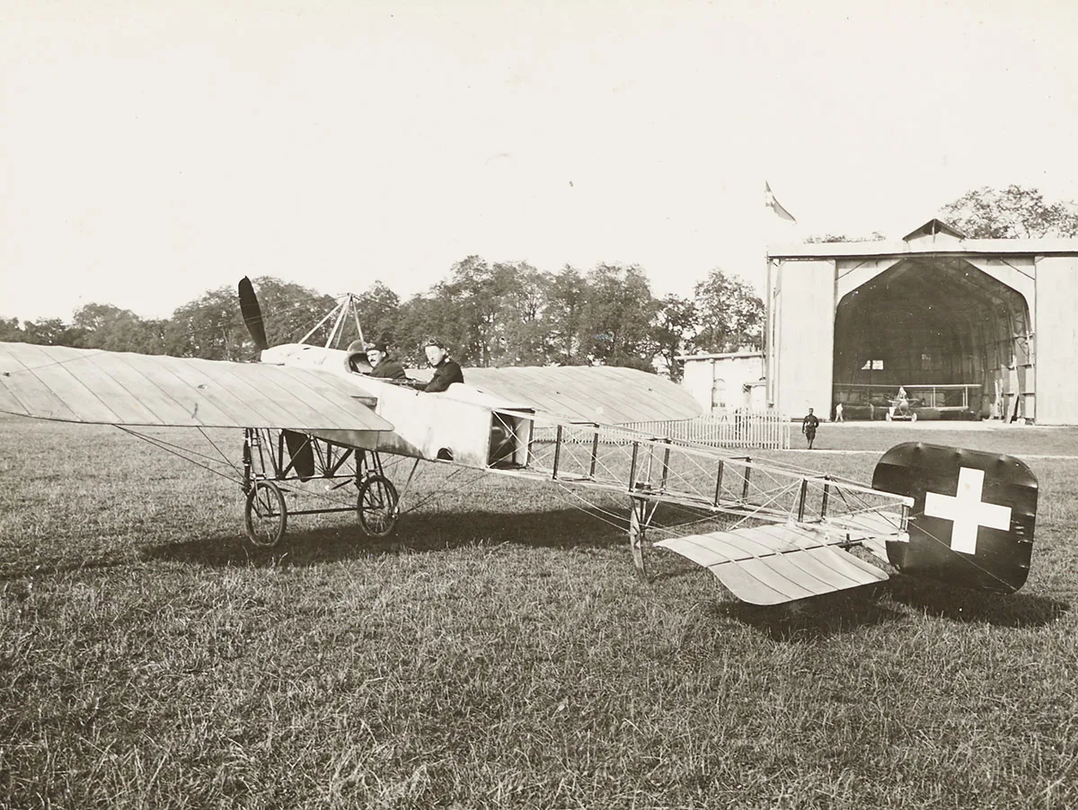 François Durafour in einem Flugzeug auf dem Flugplatz Beundenfeld.