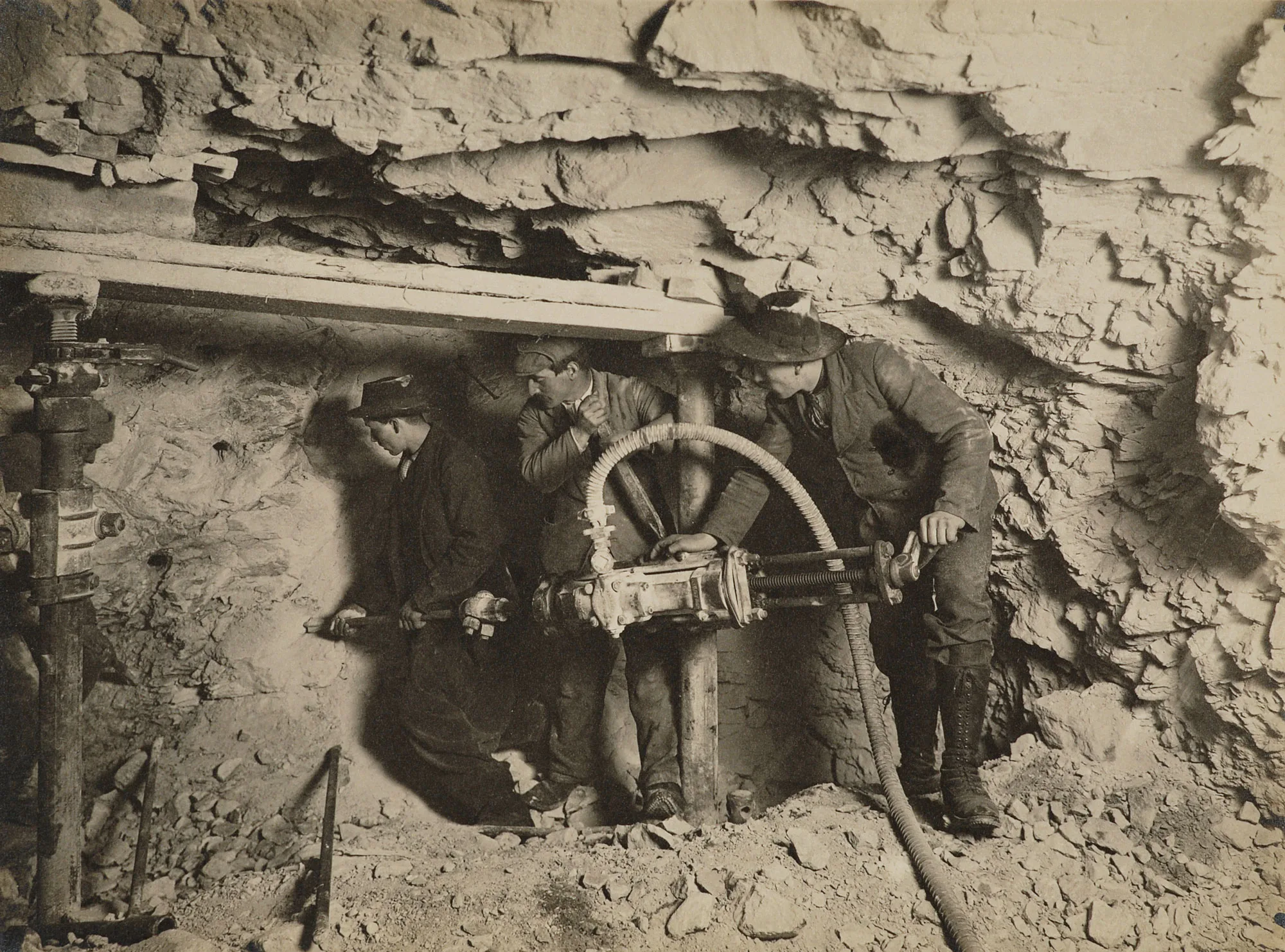 Der Durchstich erfolgte im Februar 1912.