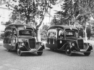 Different designs depending on denomination: two electric EFAG hearses from the city of Lugano in 1935, the one on the left for the Catholic departed and the one on the right for everyone else.
