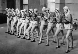 Eine englische Tanzgruppe beim Boxunterricht, 1929.