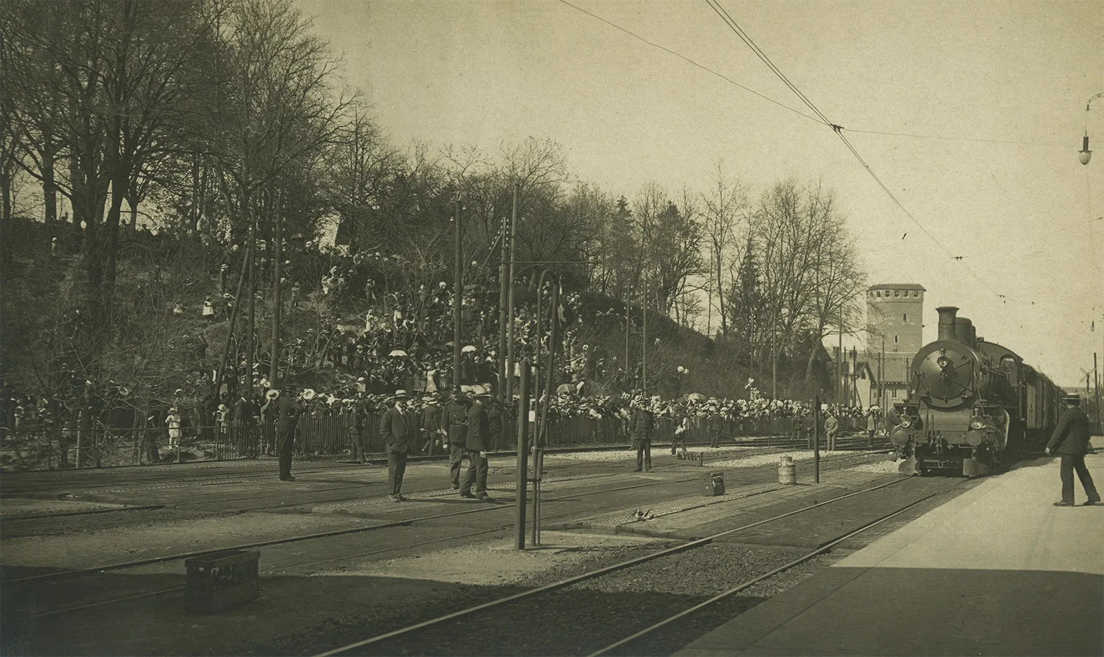 Eine Menschenmenge erwartet die Ankunft eines Zuges mit französischen Evakuierten, 1915.