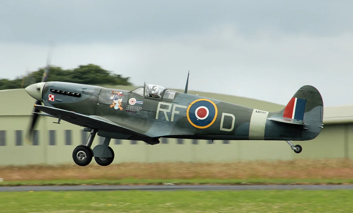 Eine restaurierte Spitfire bei einem Gedenkflug. Das Flugzeug trägt Jan Zumbach’s Insignien.