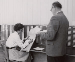 Eine Sekretärin an ihrem Arbeitsplatz, um 1950.