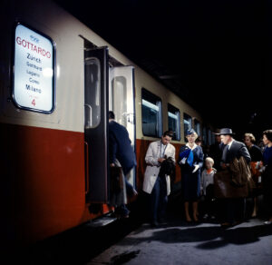 Le train de luxe RAe TEE II en gare centrale de Milan, septembre 1961.