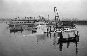 Einwasserung des «Mésoscaphes» in Le Bouveret am Genfersee im Februar 1964, im Hintergrund das Dampfschiff «Montreux».