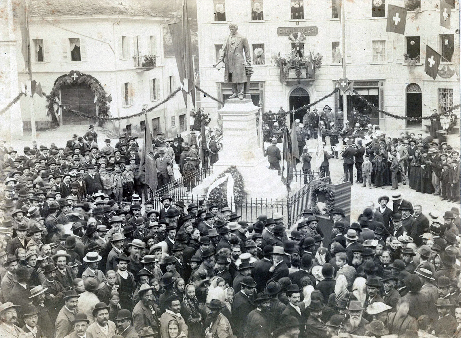 Einweihung des Denkmals für Stefano Franscini in Faido 1896, geschaffen von Antonio Soldini (1854–1933), einem Schüler Vincenzo Velas. Der Pädagoge Franscini hätte an diesem Lehrer-Schüler-Verhältnis seine Freude gehabt.