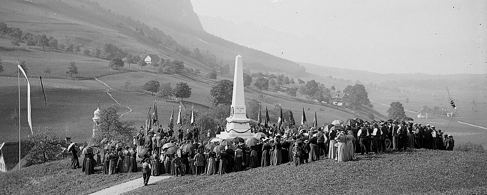 Einweihung des «Überfalldenkmals» auf dem Allweg in Ennetmoos am 26. August 1900.