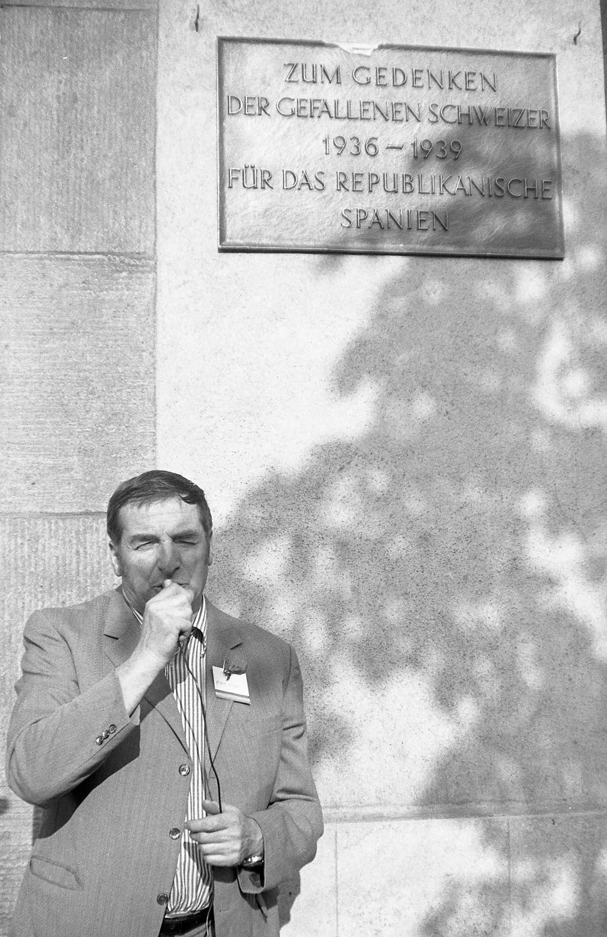Ernst Linggi eröffnete die Einweihungsfeier, bei der die Gedenktafel in Zürich angebracht wurde.