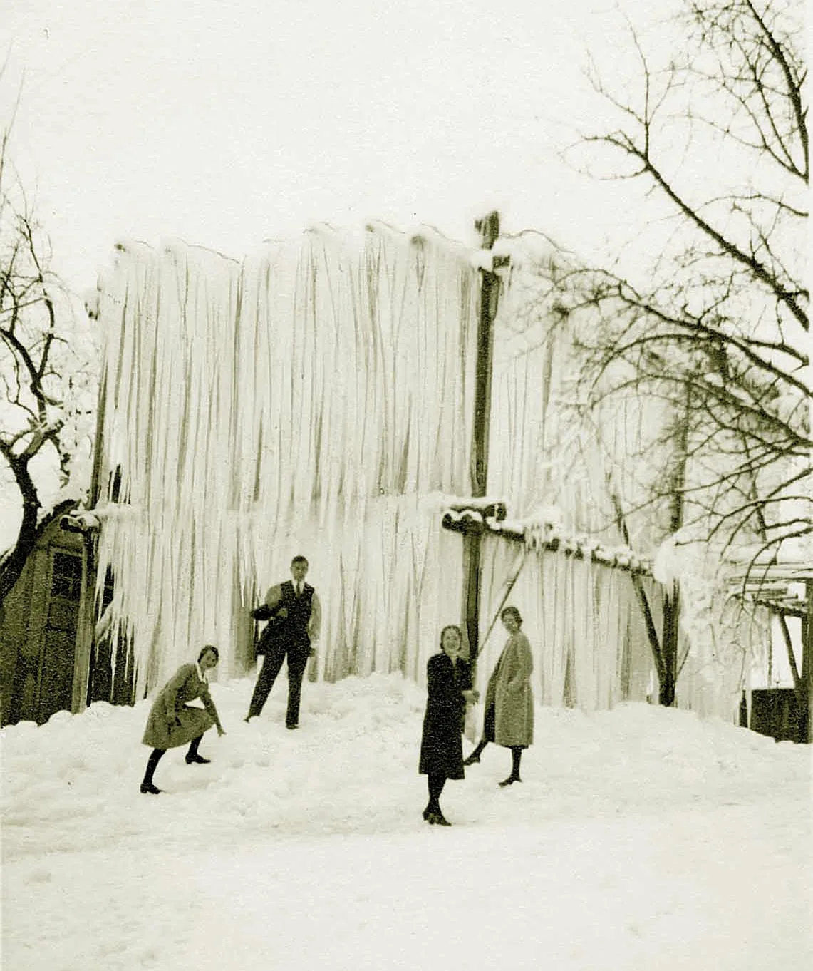 Ein Eisgalgen bestand aus einem Gerüst mit aufgelegten Holzbalken. Sanken die Temperaturen auf unter minus drei Grad, wurden diese mit Wasser berieselt. Dabei entstanden Eiszapfen, die mehrere Meter lang werden konnten.