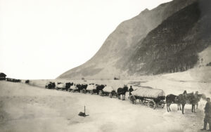 Eis aus dem Klöntalersee wurde im Winter nach Winterthur transportiert, um in der warmen Jahreszeit das Bier zu kühlen. Das Foto wurde 1876 aufgenommen.