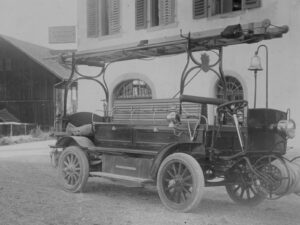 Camion de pompiers électrique Tribelhorn pour les sapeurs-pompiers de Berne, vers 1908.