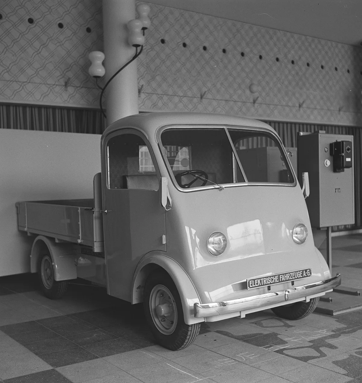 Um die Abhängigkeit von Benzin und Diesel zu verringern, experimentierte man während dem 2. Weltkrieg mit Elektroautos. Das Foto entstand im Oktober 1941 auf einer Ausstellung für Ersatzprodukte.