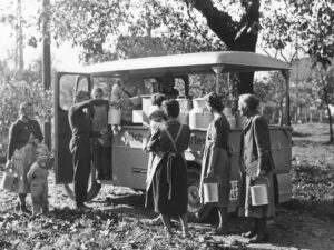 Livraison directe de lait à la clientèle: camionnette de laitier électrique de l’entreprise Oehler à Oberentfelden (AG), 1945.