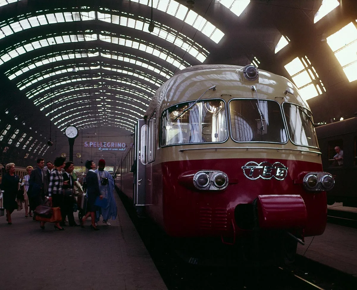 Reisende steigen in den RAe TEE II «Gottardo» ein, September 1961.