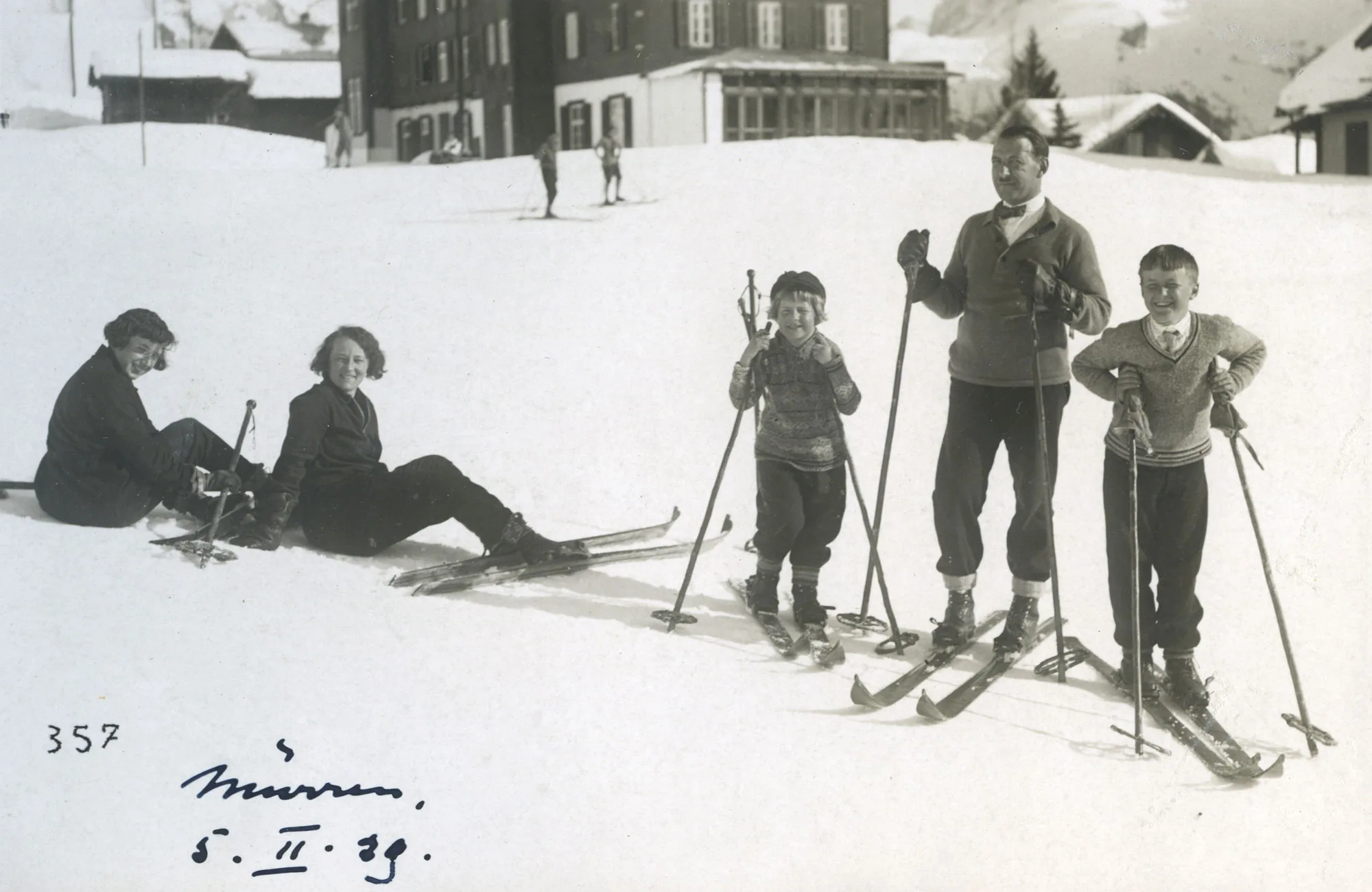 Elsa Roth (1.v.l.) beim Skifahren mit ihrer Familie in Mürren 1929. Auch auf dem Bild: ihr Neffe und langjährige FIS-Präsident Marc Hodler (1.v.r.).