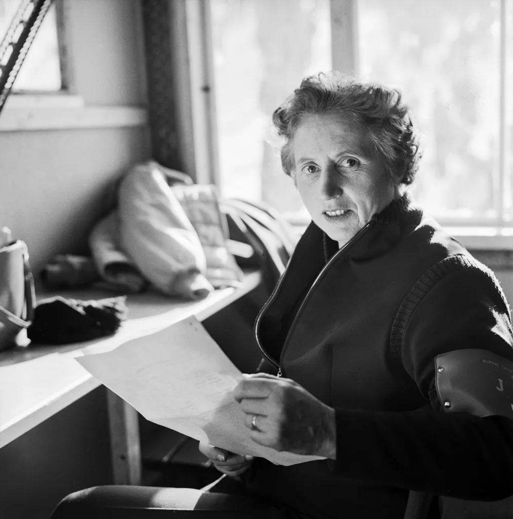 Elsa Roth in ihrer Funktion als Zentralsekretärin des Schweizerischen Skiverbands in Bern am 19. Juni 1965.