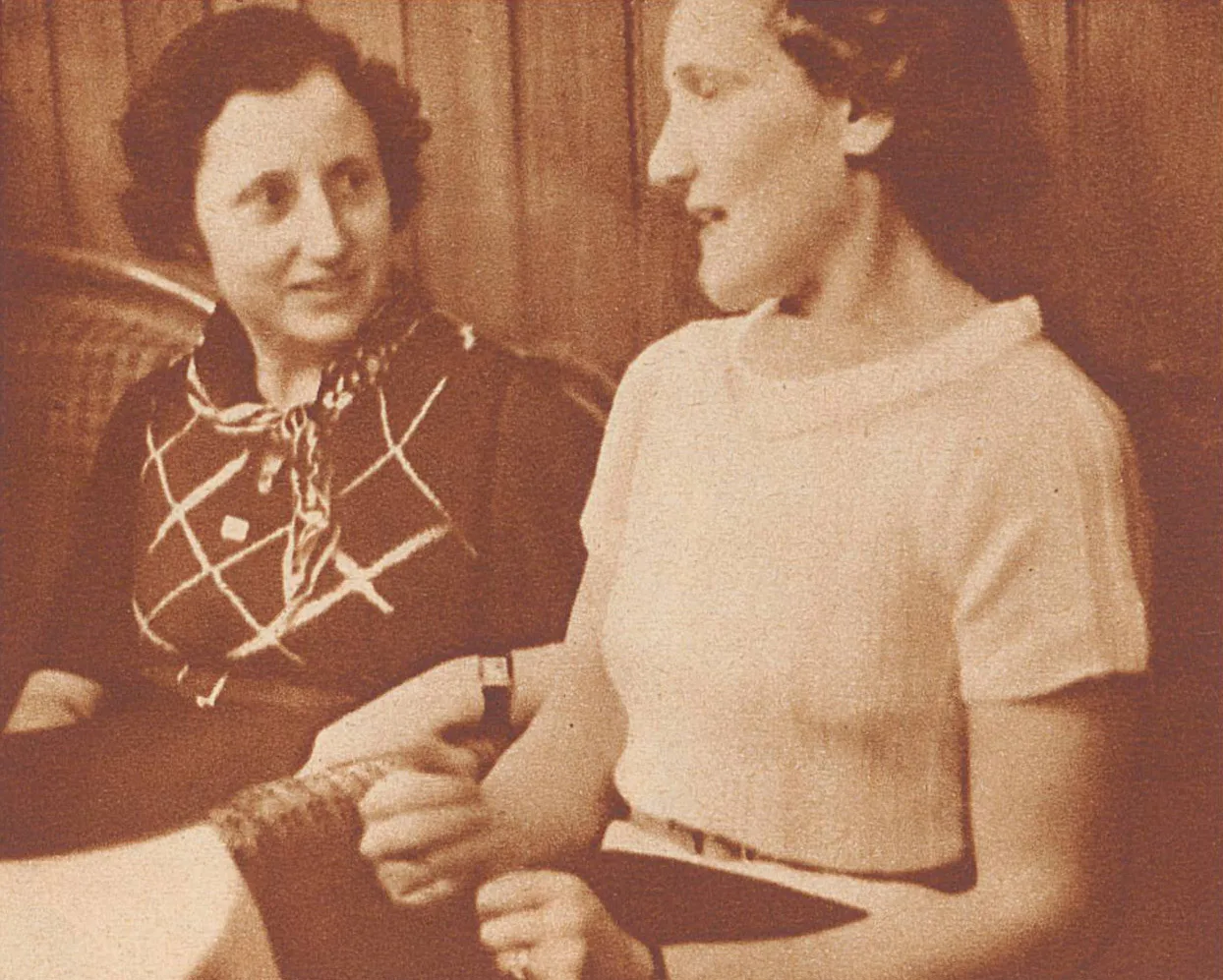 Ab 1932 organisiert der SDS in Grindelwald internationale Rennen ausschliesslich für Frauen. Elsa Roth gehörte zu den Organisatorinnen, über die die Zürcher Illustrierte 1937 berichtete.