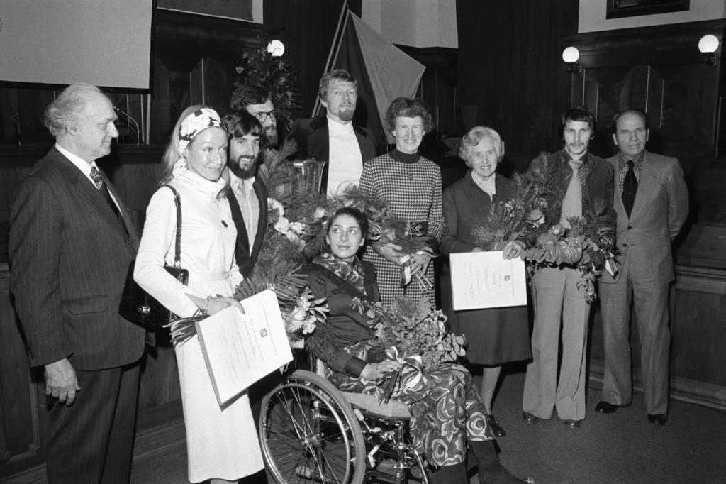Ende November 1976 erhielt Elsa Roth (3.v.r.) im Rahmen der Wahl zu der Sportlerin und dem Sportler des Jahres den «Sportfördererpreis». Sie ist die weibliche Preisträgerin in der fast 50-jährigen Geschichte der Auszeichnung.
