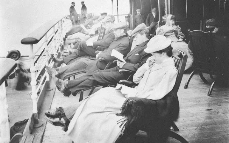 Sich ausruhende Passagiere an Bord der Empress of Ireland. Datum unbekannt.