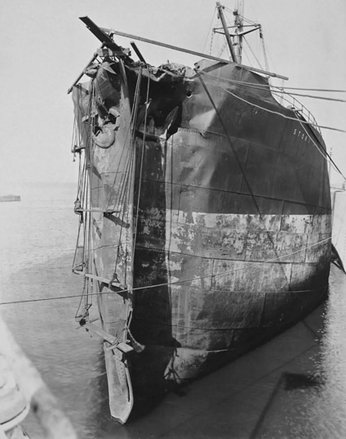 Der norwegische Kohlefrachter Storstad nach dem Zusammenstoss.