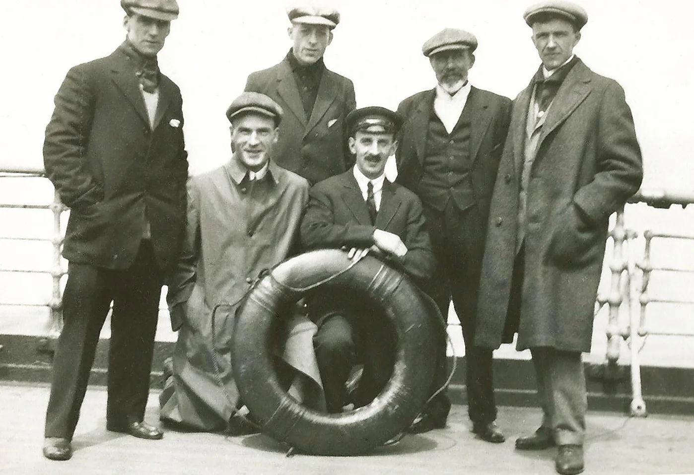 Walter Erzinger (rechts aussen) mit anderen Überlebenden der Schiffskatastrophe.