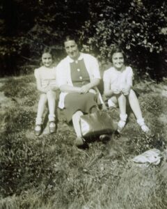 Edith Frank mit ihren Töchtern Margot und Anne in Sils Maria, Sommer 1937. Keine überlebte den Holocaust.