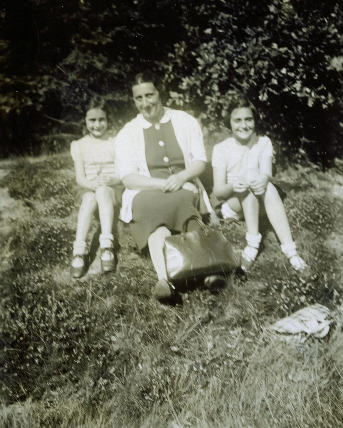 Edith Frank mit ihren Töchtern Margot und Anne in Sils Maria, Sommer 1937. Keine überlebte den Holocaust.