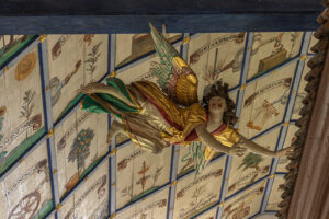 Engel tragen das Wohnhaus der heiligen Familie in die Wallfahrtskirche Hergiswald.