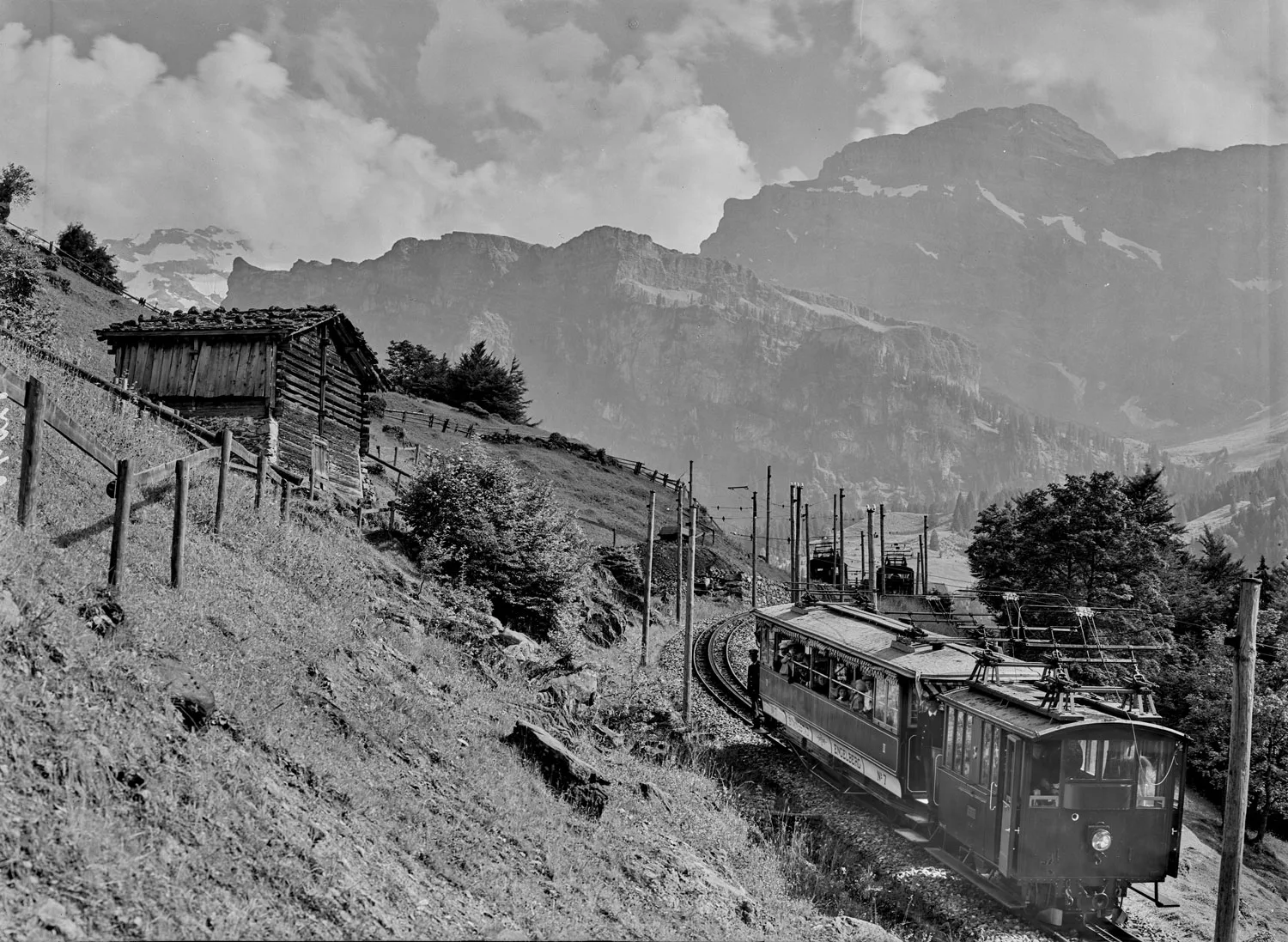 Ein Triebwagen der Engelbergbahn (StEB) mit einer Schublok HGe 2/2 auf der Steilrampe, aufgenommen im Jahr 1910.