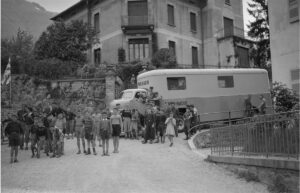 Des enfants assiègent le camion de dépannage de Pro Radio à Roveredo (GR), années 1950.