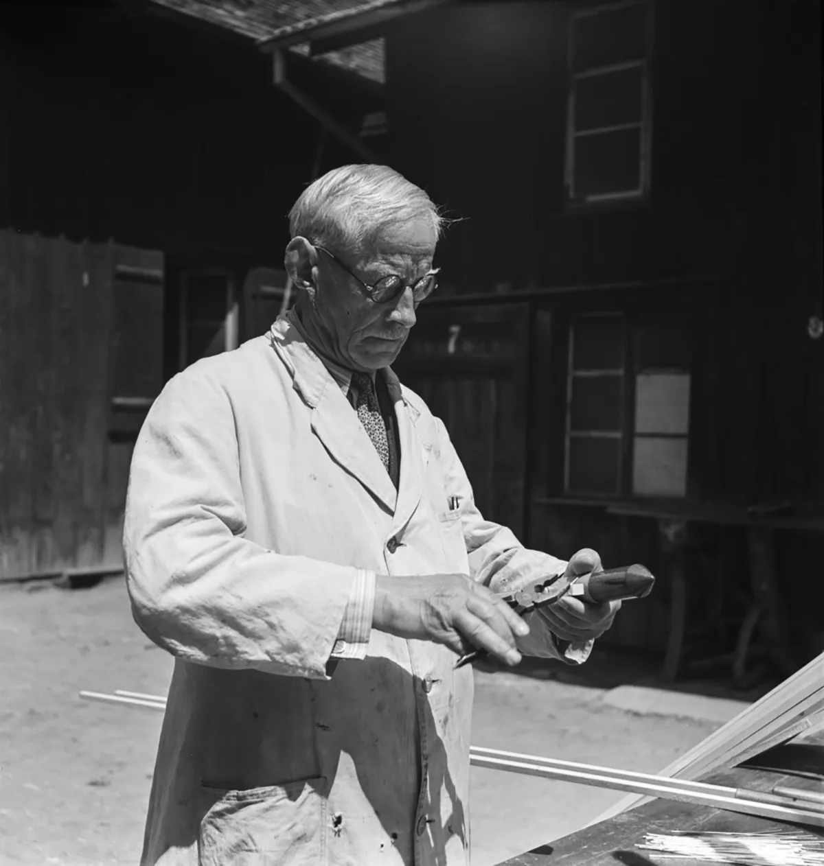 Der Erfinder der Hagelrakete: Karl Müller in seiner Feuerwerksfabrik in Kreuzlingen, 1942.