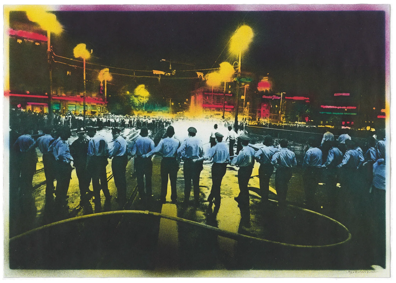 Zürcher Stadtpolizisten sperren am Abend des 29. Juni 1968 die Bahnhofbrücke. Gegenüber stehen rund 2000 Personen, die für die Einrichtung eines autonomen Jugendzentrums im Globusprovisorium demonstrieren. Die Aufnahme von Eric Bachmann wurde rund zehn Jahre später von der Fotografin Barbara Davatz von Hand koloriert.