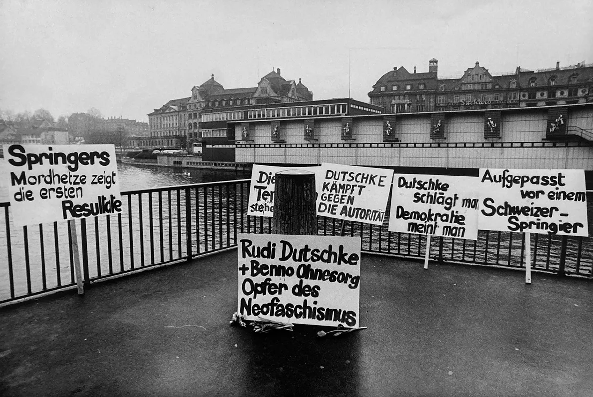 Solidaritäsbekundungen für Rudi Dutschke und Benno Ohnesorg im Frühjahr 1968. Dahinter das Globus-Provisorium bei der Bahnhofbrücke. Foto von Eric Bachmann.