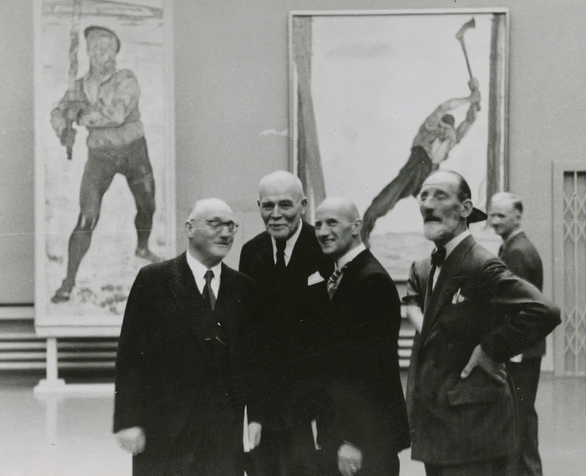 Philipp Etter mit dem Kurator Paul Hilber und den Kunstkommissionsmitgliedern Augusto Giacometti und Alfred Blailé an der Eröffnung der Ausstellung «Die Kunstpflege des Bundes seit 1887» 1943 in Luzern.