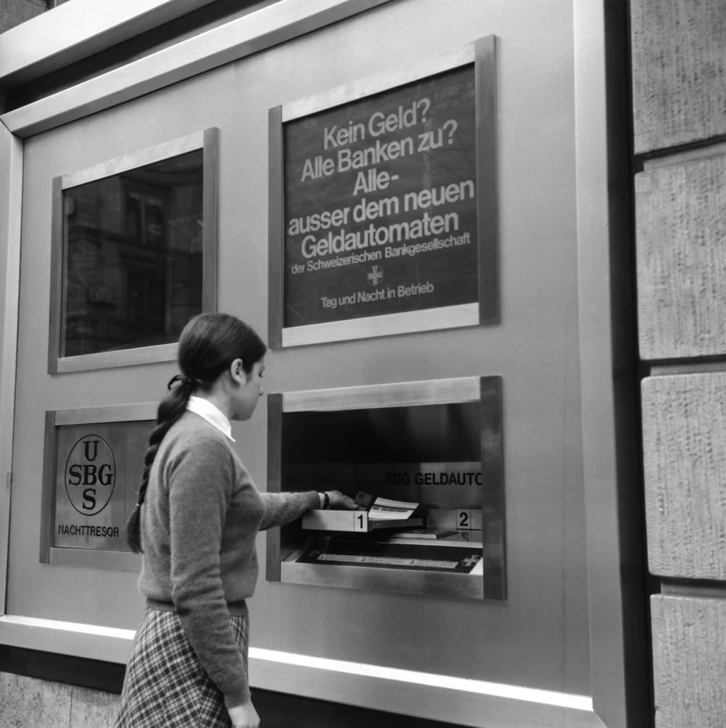 First ATM of the Schweizerische Bankgesellschaft on Zurich’s Bahnhofstrasse, pictured on 8 November 1967.