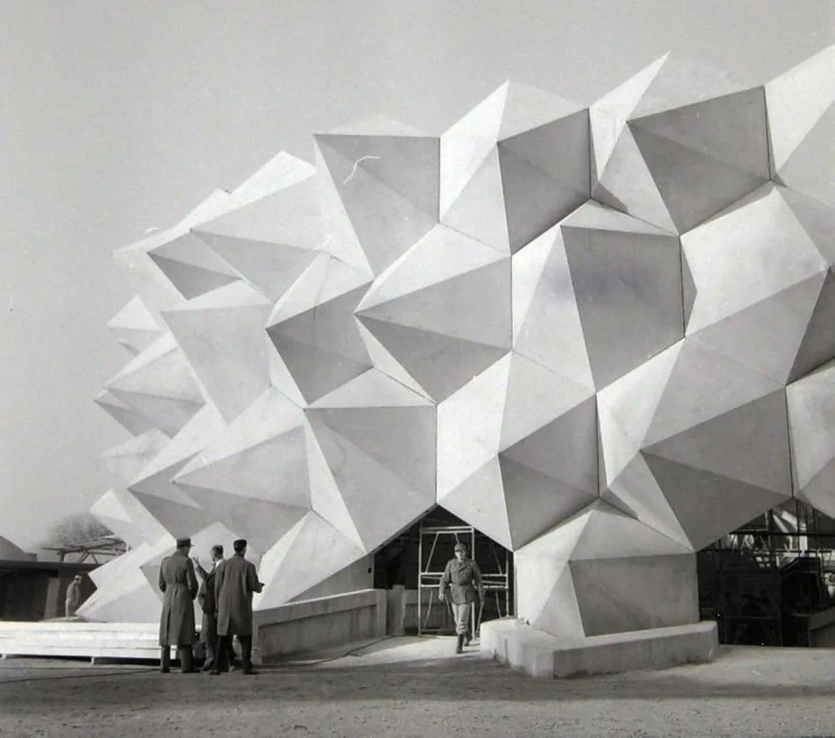 Der Hauptpavillon der Expo 64 in Lausanne in der Form eines Igels.