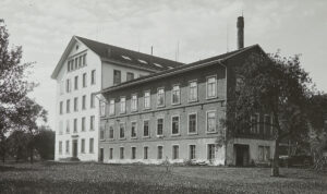 Fabriken schossen wie Pilze aus dem Boden. Aber Wohnungen für das darin arbeitende Personal waren Mangelware. Fabrikgebäude in der Region Zürich, um 1890.