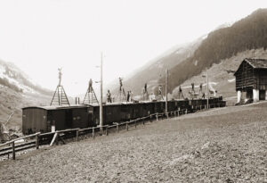 Montage der Fahrleitungen auf einer Strecke der Rhätischen Bahn (RhB) bei Sumvitg in der Surselva, 1922.