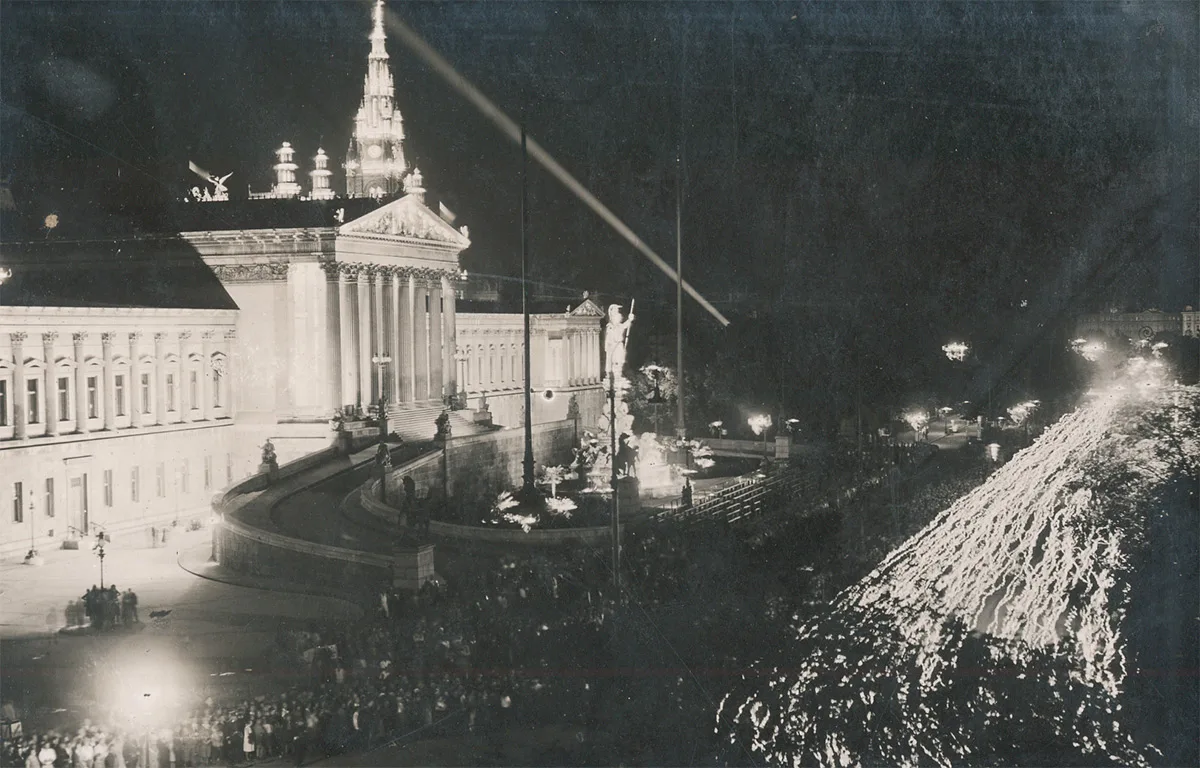 Fackelzug auf der Wiener Ringstrasse beim Parlamentsgebäude an der Arbeiterolympiade 1931.