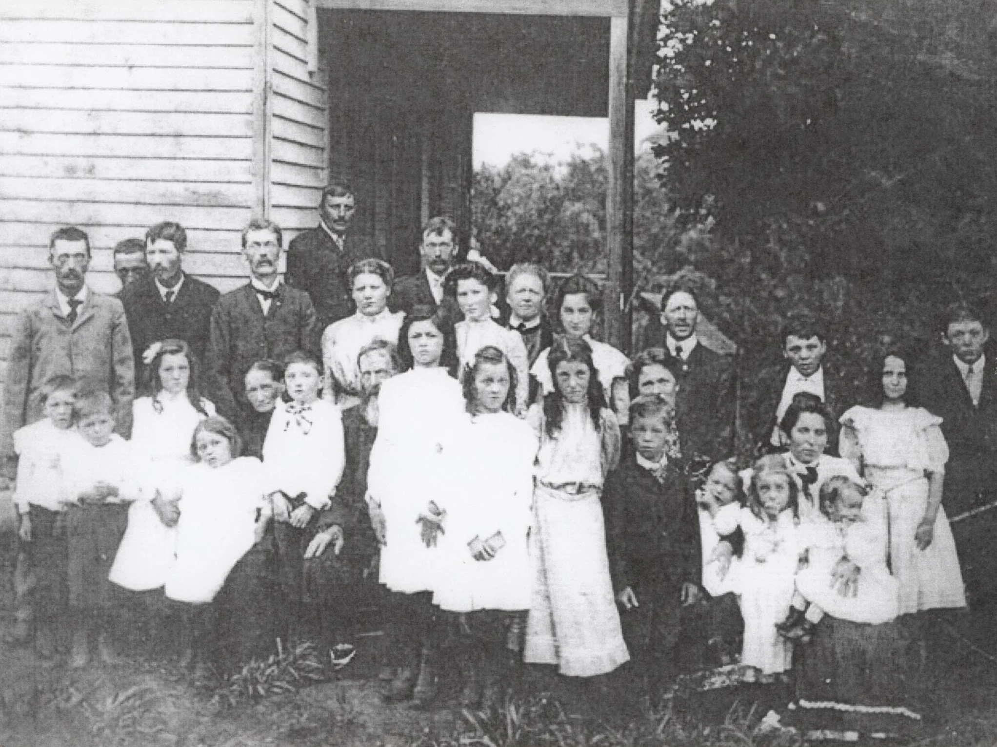 Familienfoto von Samuel und Rosina Egger mit ihren Kindern und Enkeln, Datum unbekannt.