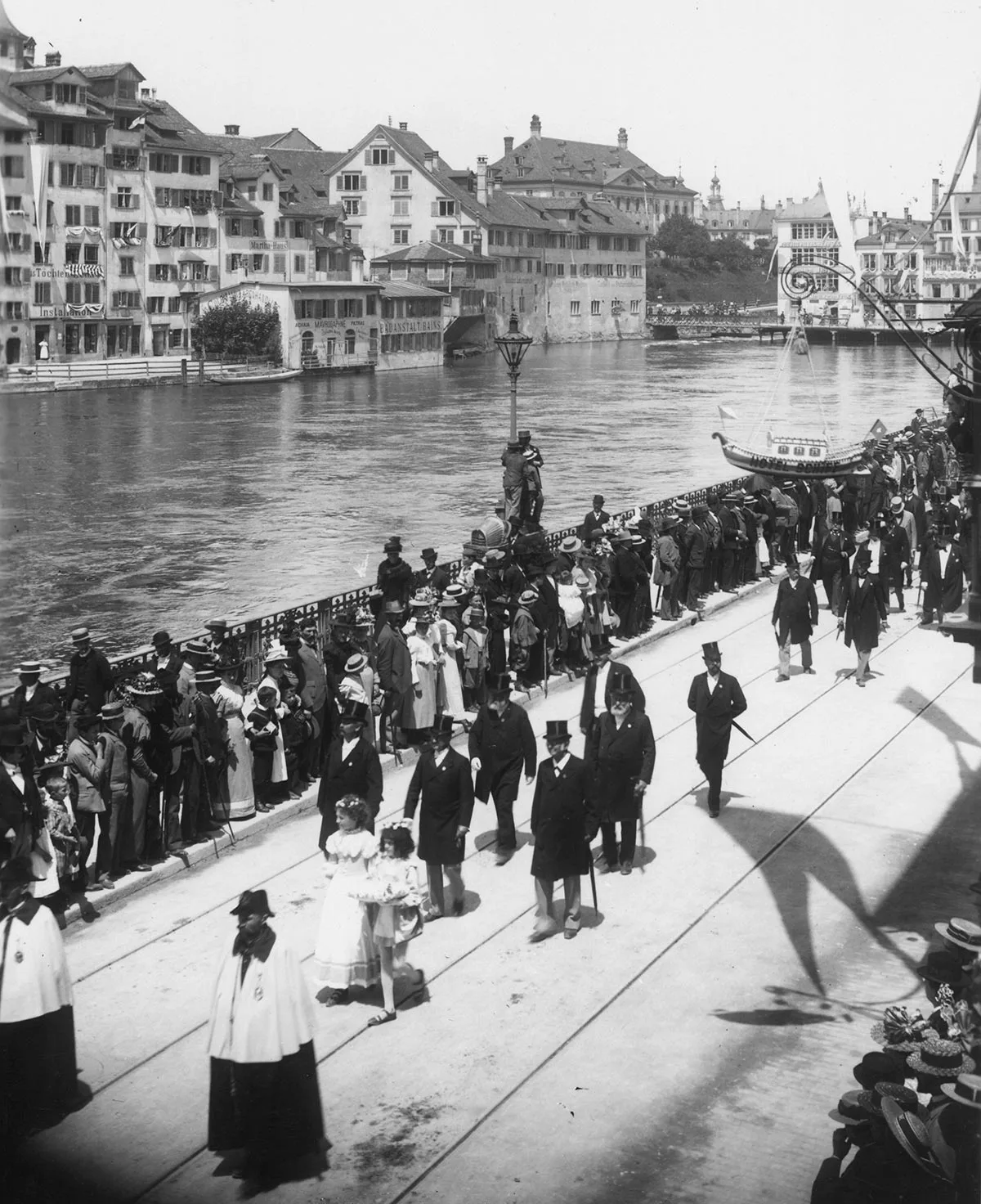 Die beiden Gullkinder Lilly und Karl waren «Ehrengäste» am Festumzug zur Einweihung des Landesmuseums im Juni 1898.