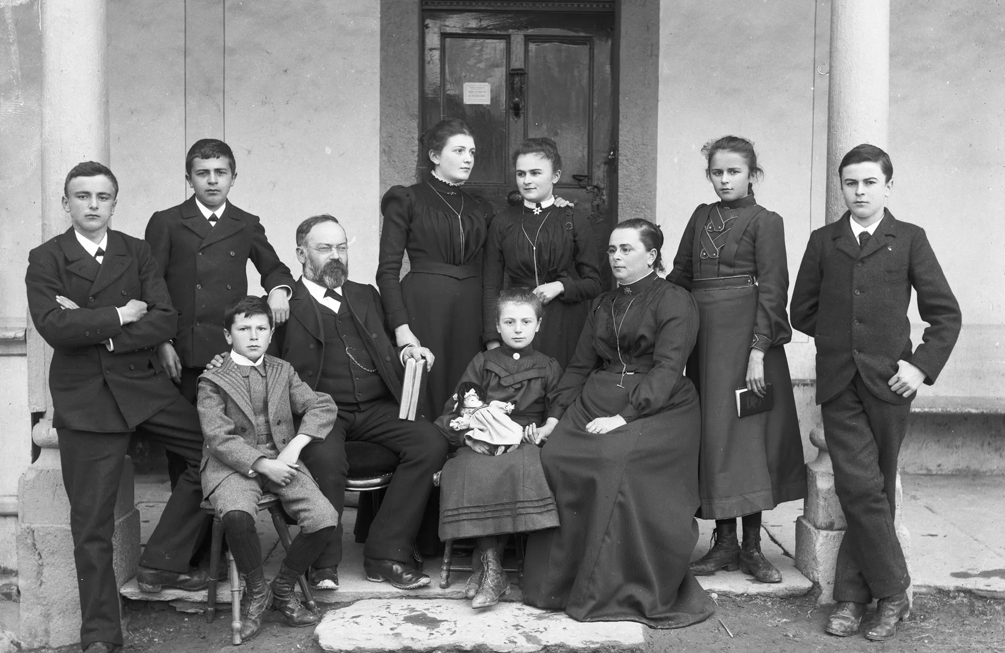 Familie Strasser am 14. April 1903 vor dem Eingang des Pfarrhauses in Grindelwald.