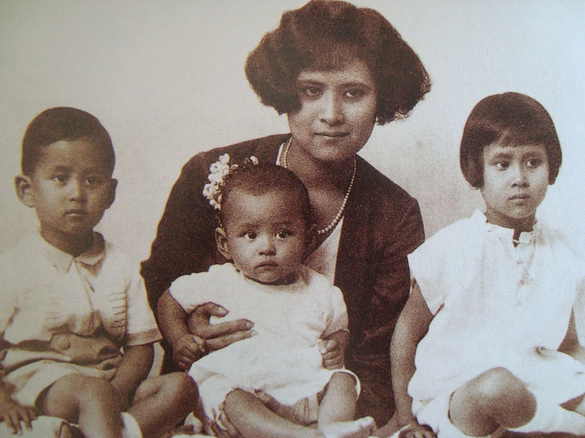 Familienfoto mit Bhumibol in der Mitte, 1929.